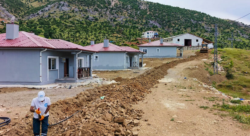 DİSKİ, Hani’de deprem konutlarına içme suyu hattı döşedi
