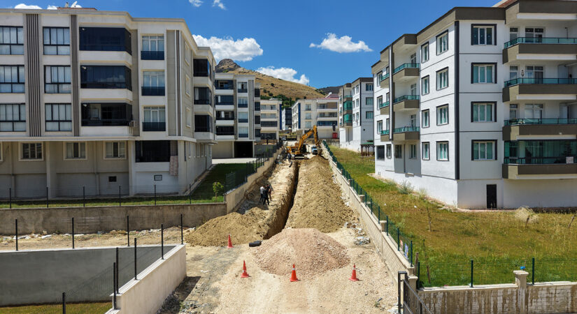 DİSKİ Ergani’de yeni yerleşim bölgesi için kanalizasyon hattı inşa ediyor