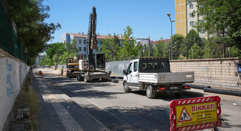 DİSKİ, Kayapınar’da iki okulun bulunduğu sokakta altyapıyı yeniliyor