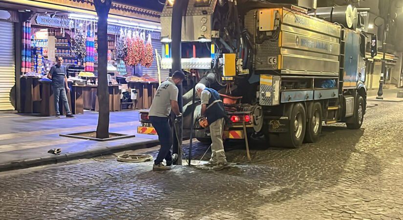 DİSKİ, kanalizasyon hatlarını gece mesaisiyle temizliyor